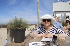 Entspannung bei einem Latte Macchiato am Strand