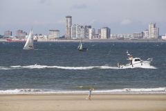 Boote am Strand von Breskens