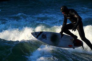 Surfer auf einer Welle