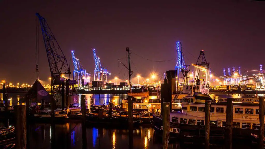 Hamburgs Hafen bei Nacht