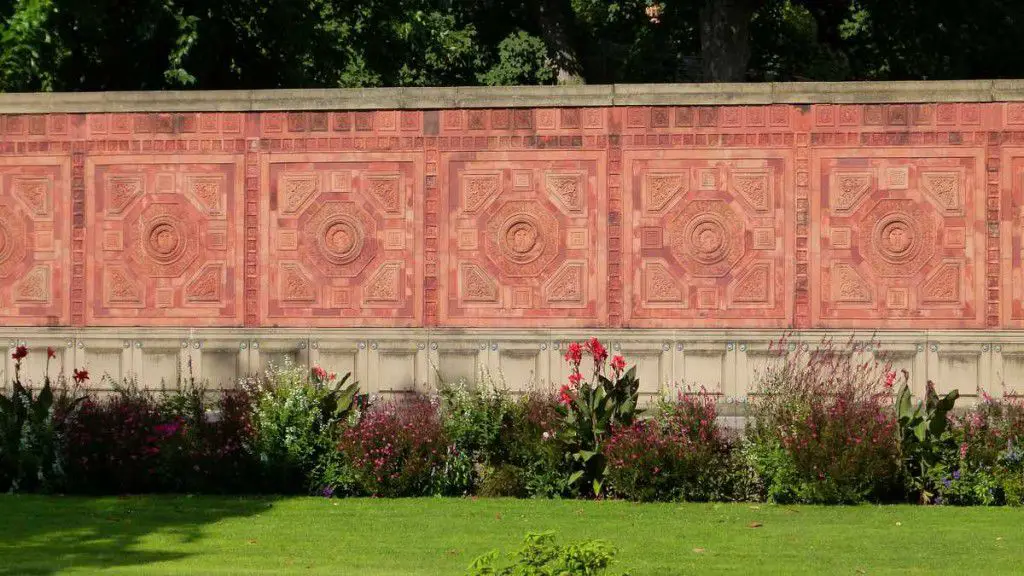 Mauer mit maurischen Insignien am Rand der Wilhelma