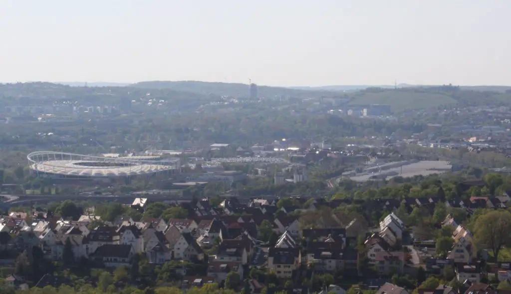 Blick von Stuttgart-Rotenberg auf das Stadion