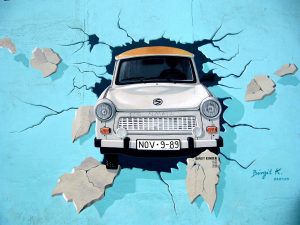 East Side Galerie: Trabant der aus der Mauer bricht