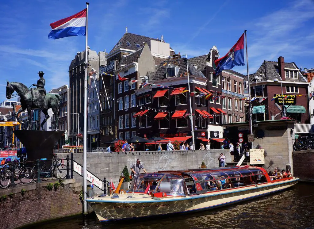 Boot in einer Gracht in Amsterdam