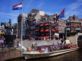 Boot in einer Gracht in Amsterdam
