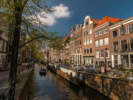 Backsteinhäuser an einer Gracht in Amsterdam