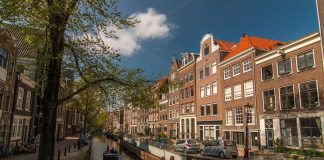 Backsteinhäuser an einer Gracht in Amsterdam