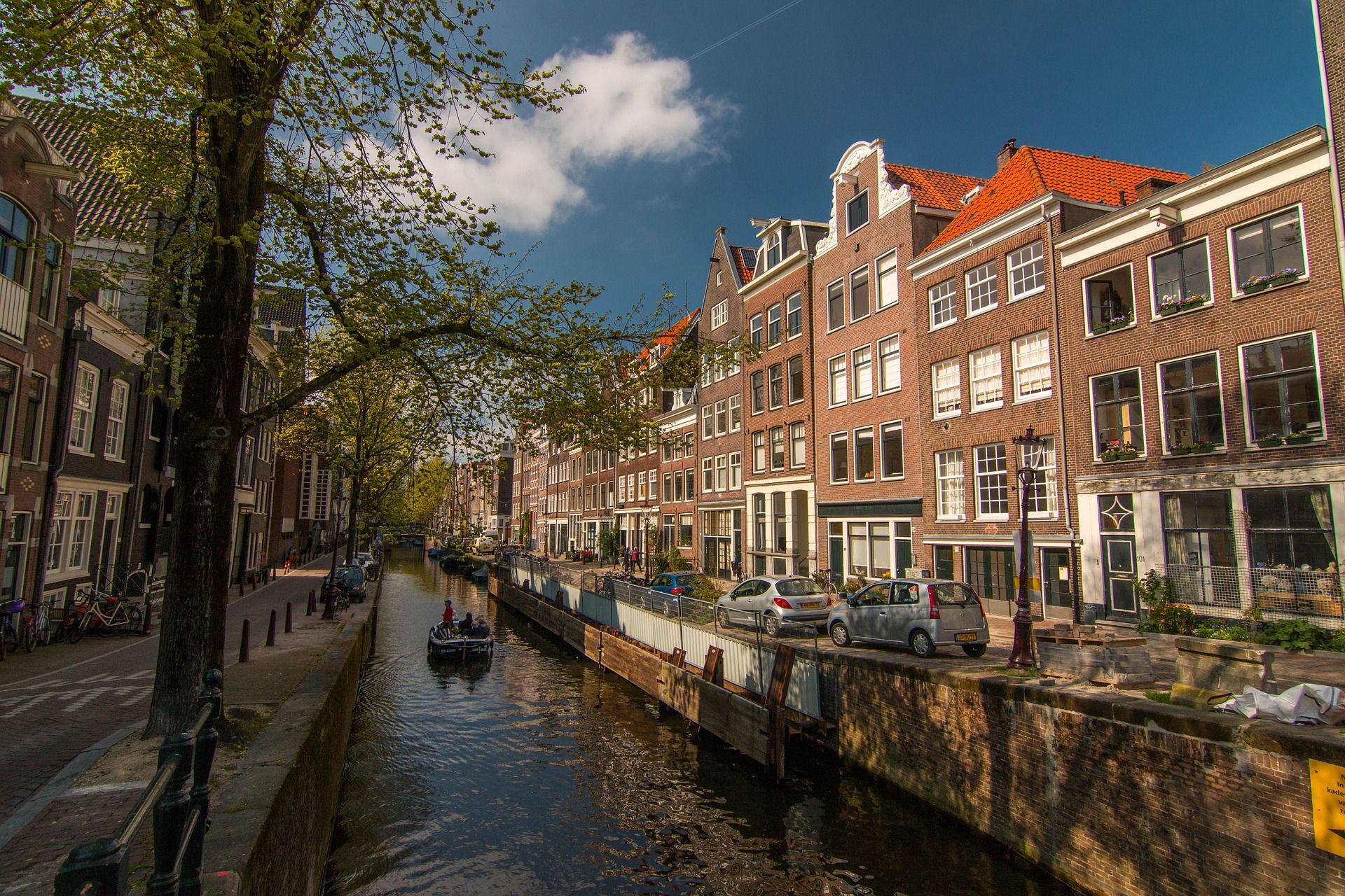 Backsteinhäuser an einer Gracht in Amsterdam