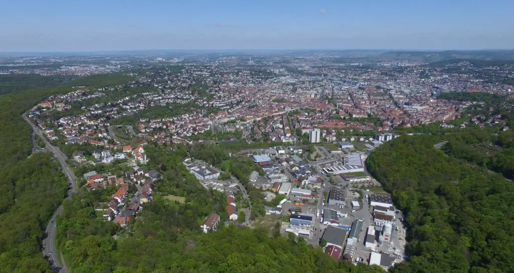 Blick über den Birkenkopf hinweg auf Stuttgart Innenstadt und Stuttgart-West