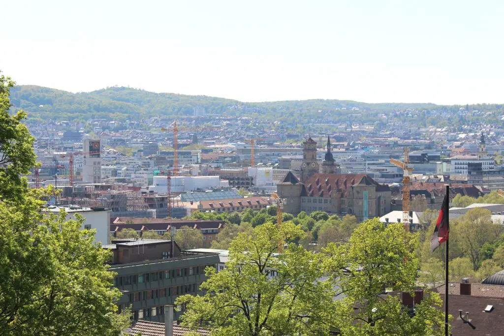 Vom Eugensplatz aus hat man einen schönen Blick auf die Stuttgarter Innenstadt (hier: Schloss und Stiftskirche)