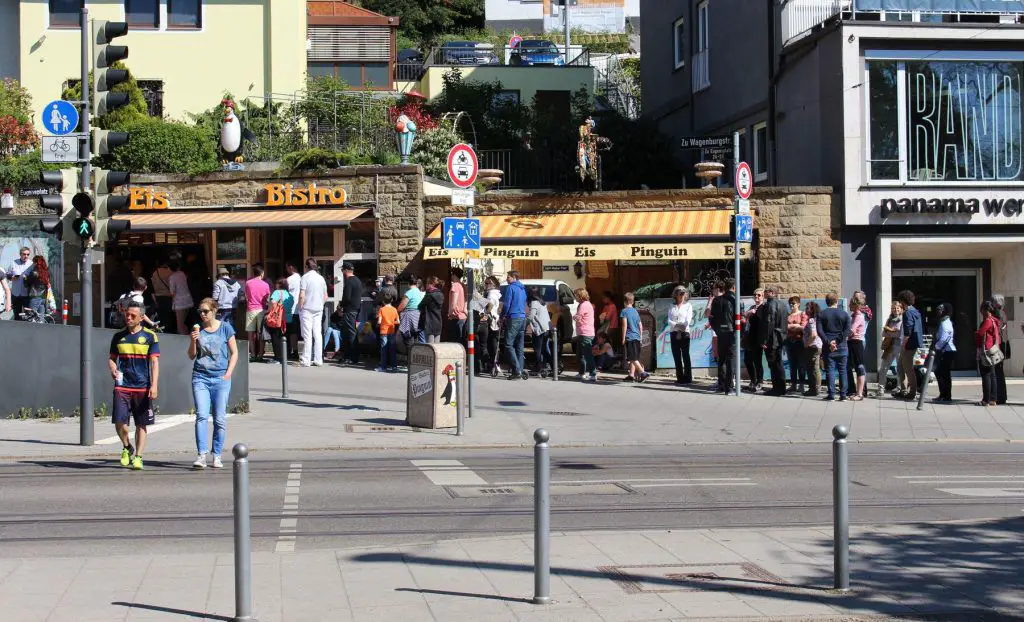 Eiscafe Pinguin am Stuttgarter Eugensplatz: Eigentlich immer mit Schalnge-Stehen