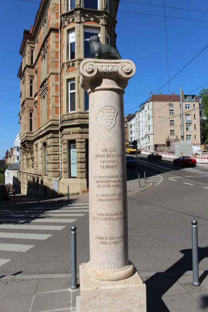 Säule zu Ehren von Loriot am Stuttgarter Eugensplatz