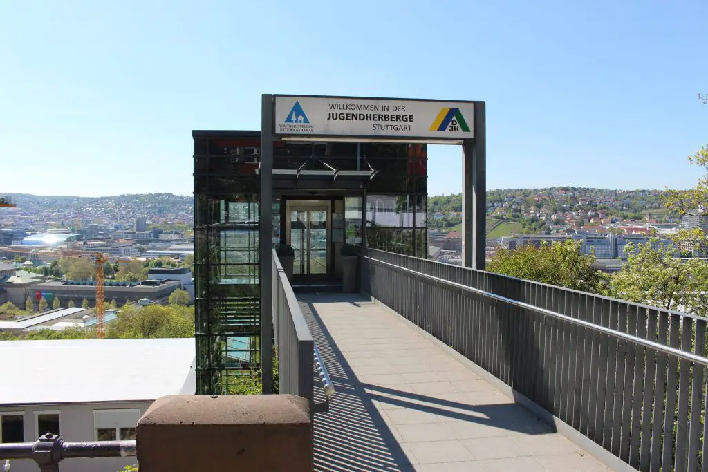 Blick vom Eingang der Jugendherberge oberhalb des Eugensplatzes über Stuttgart