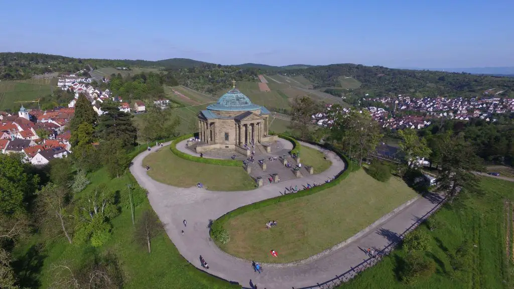 Luftaufnahme des Mausoleums auf dem Württemberg