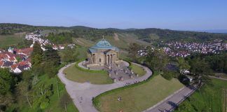 Luftaufnahme des Mausoleums auf dem Württemberg