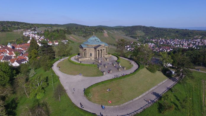 Luftaufnahme des Mausoleums auf dem Württemberg