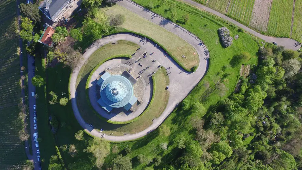 Blick von oben auf das Mausoleum auf dem Württemberg (Rotenberg)