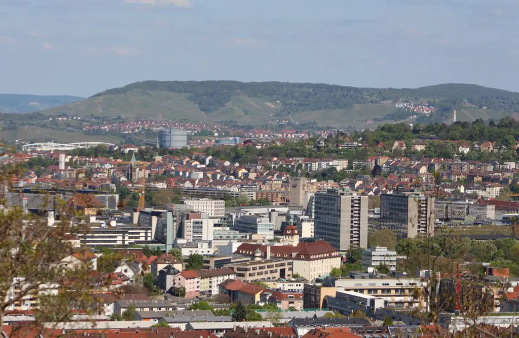 Blick von der Zeppelin-Strasse über Stuttgart hin zum Rotenberg