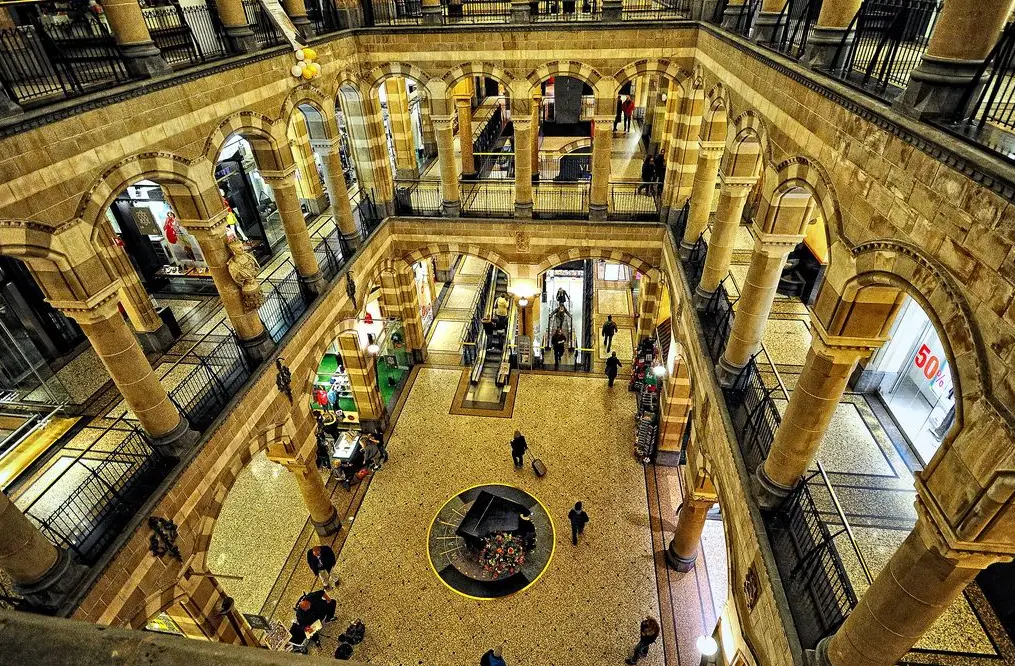 Shopping mit Flair: Das Magna Plaza