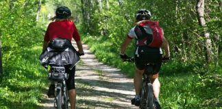 Zwei E-Bike-Fahrer auf einer Tour