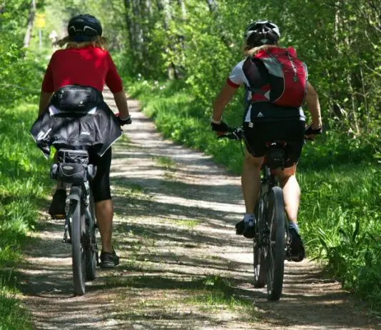Zwei E-Bike-Fahrer auf einer Tour