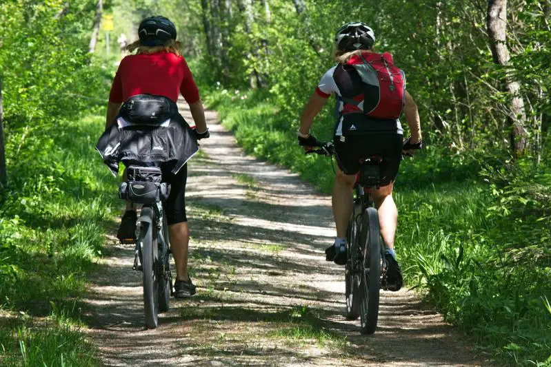 Zwei E-Bike-Fahrer auf einer Tour