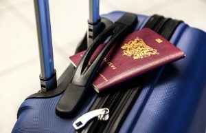 Hartschalenkoffer mit Reisepass