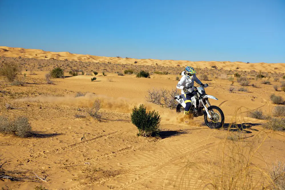 Mit dem Motorrad durch die Wüste: eine Reise voller Adrenalin