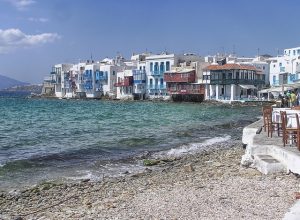türkisblaues Meer, wunderschöne Strände und Wassersportaktivitäten auf Mykonos